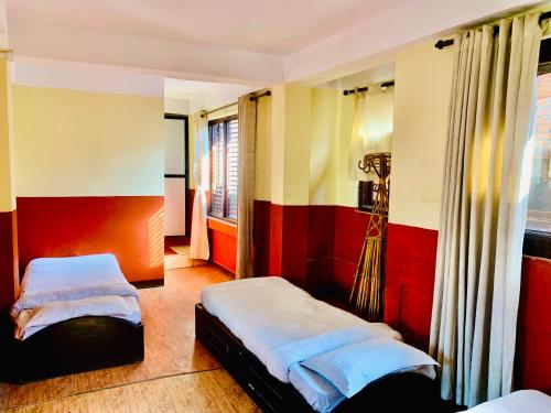 - 2 lits dans une chambre aux murs colorés dans l'établissement Thamel Hub Hostel, à Katmandou