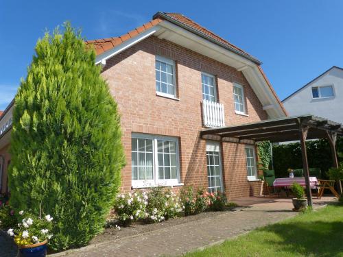 a brick house with a tree in front of it at Landhaus Bolzum in Sehnde