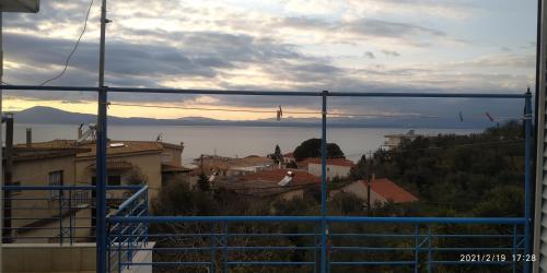 vistas al océano desde una ciudad en Παραθαλάσσιο Διαμέρισμα στο Ακρογιάλι3, en Akrogiali