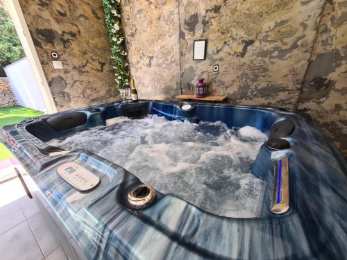 un jacuzzi con nieve dentro en Etoiles de Provence DUO ROMANTIC en La Ciotat