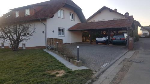 ein Haus mit Garage, in dem ein Auto geparkt ist in der Unterkunft Georgs Ferienwohnung in Michelstadt