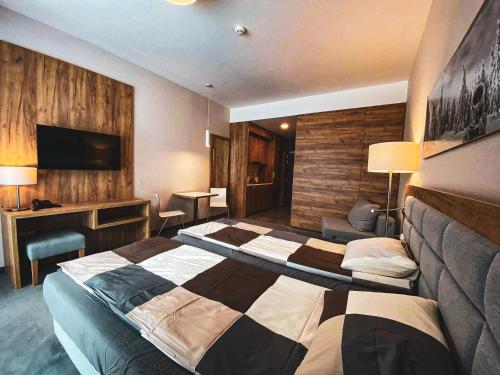 ein Hotelzimmer mit 2 Betten und einem Schreibtisch in der Unterkunft Apartament Czarna Góra nr 202 in Biała Woda