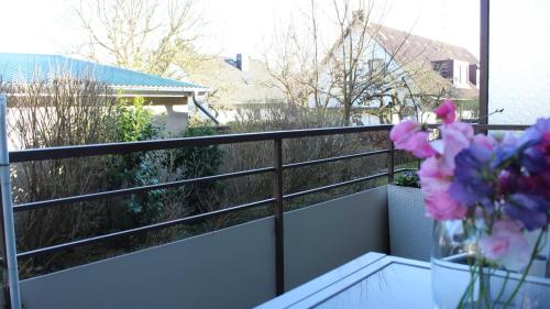 un vase de fleurs sur une table en verre sur un balcon dans l'établissement DKK1b Ferienwohnung Stäcker F, à Niendorf