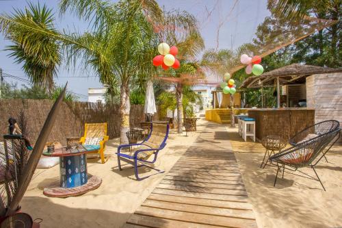 een patio met stoelen, een tafel en ballonnen bij Casa Liberdade in Faro