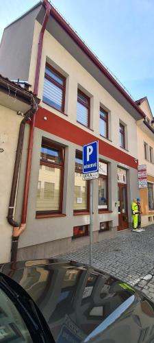 a blue parking sign in front of a building at Centrum Apartman S- dom in Bardejov