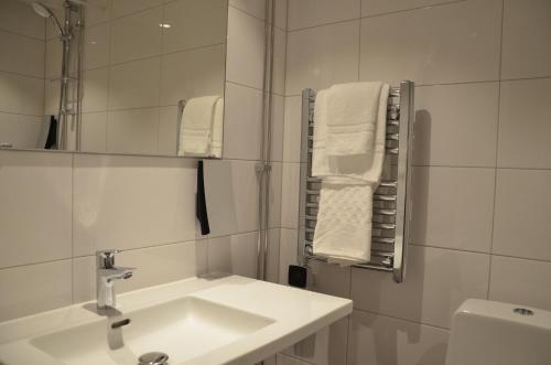 Ett badrum på Hotell Zäta Longstay