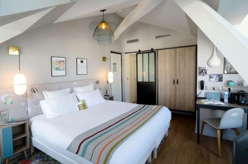 Cama ou camas em um quarto em Best Western Plus Hôtel Littéraire Marcel Aymé