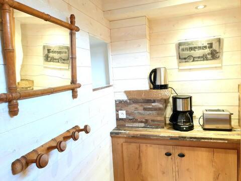 - une cuisine avec un comptoir et une cafetière dans l'établissement Chez Tata Célestine, à Castelnau-Pégayrols