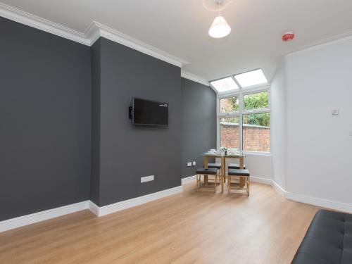 TV a/nebo společenská místnost v ubytování Townhouse @ 97 Ruskin Road Crewe