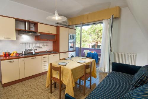 ベッラーリア・イジェア・マリーナにあるSweet Home Appartamentiのキッチン、ダイニングルーム(テーブル、ソファ付)