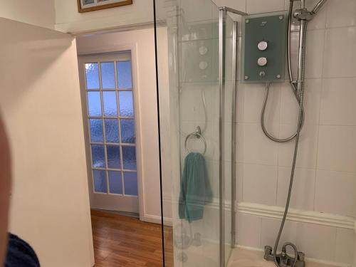 y baño con ducha y puerta de cristal. en NEW Superb One Bedroom Getaway in Dysart Kirkcaldy, en Kirkcaldy