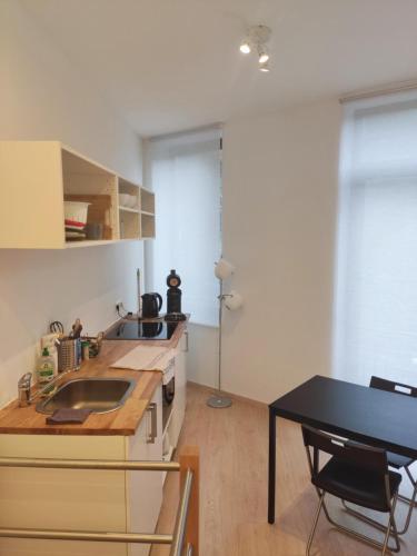 Η κουζίνα ή μικρή κουζίνα στο Studio Citadelle - Chambres avec salle de bain indépendantes et cuisine partagée