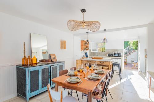 une salle à manger et une cuisine avec une table et des chaises dans l'établissement Bleu Leonor, à Sanary-sur-Mer