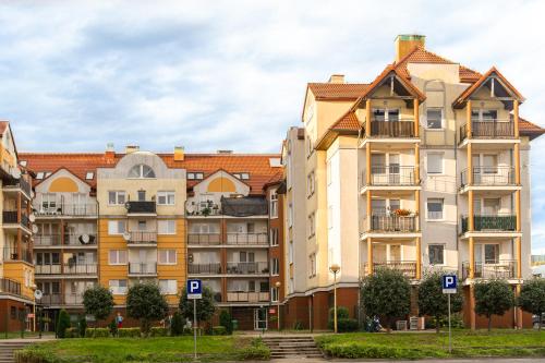 a row of apartment buildings in a city at Apartament dwupokojowy in Świnoujście
