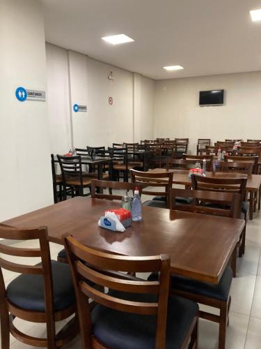 Un restaurante u otro lugar para comer en Ribs Hotel