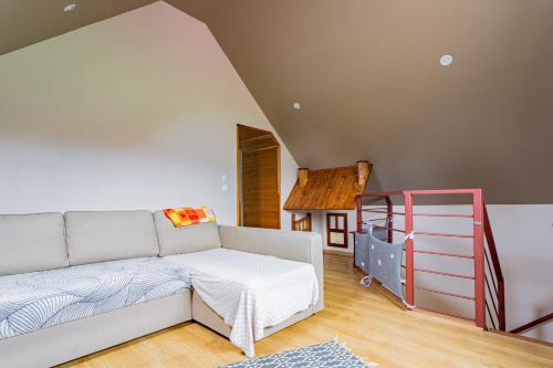 Zimmer mit Sofa, Bett und Leiter in der Unterkunft Le Perche en Vert in Pervenchères