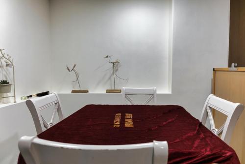 a dining room with a table with a red cloth on it at 亞馨文旅 近東大門夜市 有免費停車場 可自助入住 in Hualien City