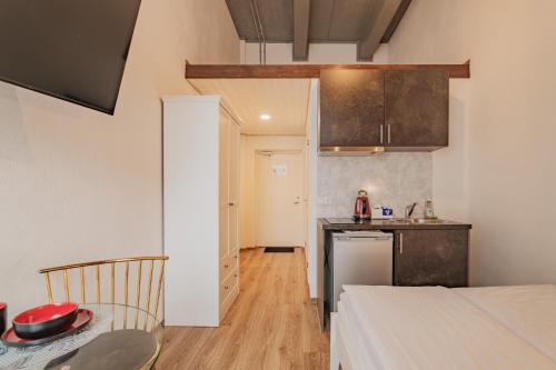 Dapur atau dapur kecil di Filosoofi 1 Studio Apartments