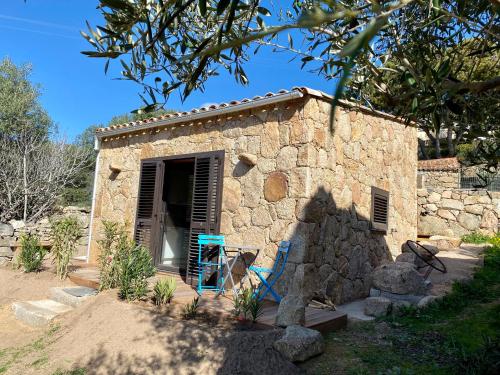 Photo de la galerie de l'établissement BERGERIE CASA SANTU 22m2, patio 35m2, en pierres typique, tout équipé et neuf,DE SAMEDI EN SAMEDI, à Monacia-dʼAullène