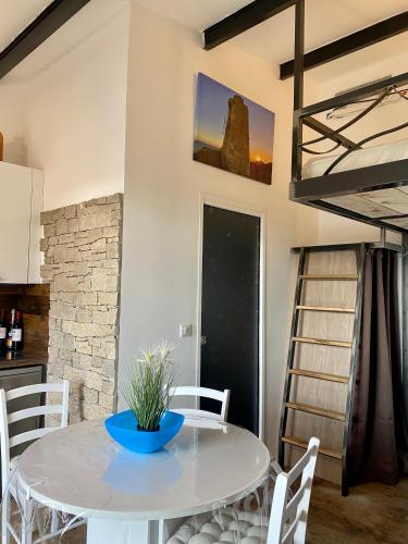 Photo de la galerie de l'établissement BERGERIE CASA SANTU 22m2, patio 35m2, en pierres typique, tout équipé et neuf,DE SAMEDI EN SAMEDI, à Monacia-dʼAullène