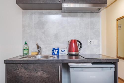 Dapur atau dapur kecil di Filosoofi 1 Studio Apartments