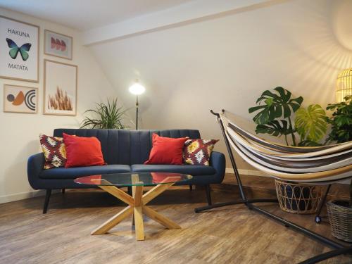 a living room with a couch and a hammock at Kaffeevollautomat, Hängematte & Netflix, zentral in Idar-Oberstein