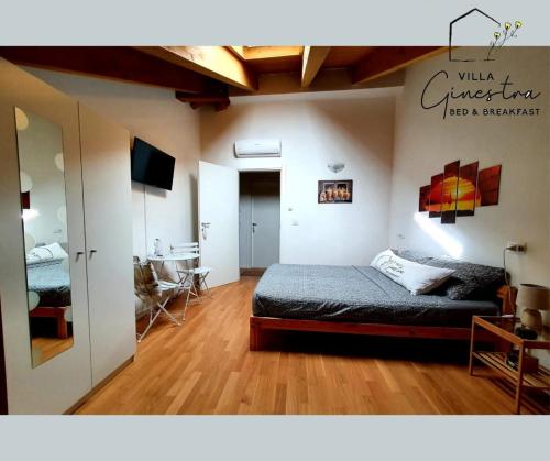 ペスカーラにあるB&B Villa Ginestraのベッドとリビングルームのある寝室