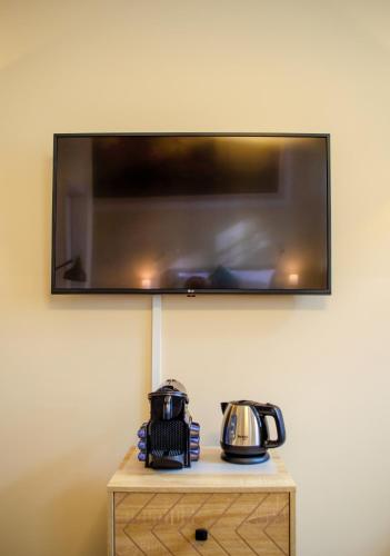 TV a/nebo společenská místnost v ubytování HOMELY STAY Studio 3 - Cozy Self-Check-In Studio in Central Munich - 15 min from Oktoberfest