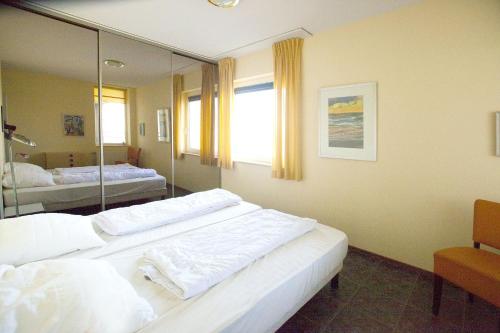 Tempat tidur dalam kamar di Kustverhuur, Prachtig appartement met uitzicht op zee, Port Scaldis 09-051