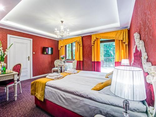 um quarto com uma cama grande e paredes vermelhas em ROYAL PALACE Centrum Bankietowe em Sanok