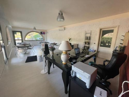 a room with a desk with a lamp and a chair at Pietrabianca Country House in Manocalzati