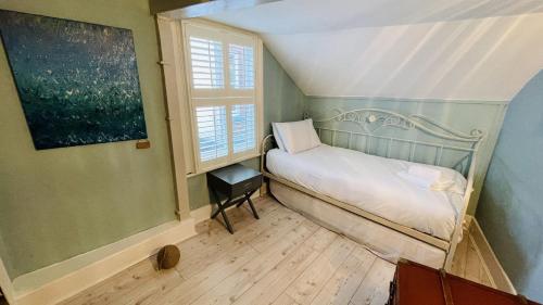 Voodi või voodid majutusasutuse Lily Cottage - Chic yet Traditional with Lovely Garden Space toas