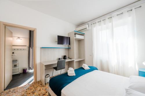 una camera d'albergo con letto e TV di BG Stay a Bergamo