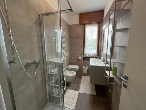 a bathroom with a shower and a sink and a toilet at Haus Romagnoli Residence in Lazise