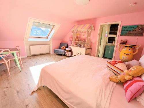 Dormitorio rosa con cama grande y almohada Hello Kitty en Candypartment Sweets 'n Sleep, en Gelsenkirchen