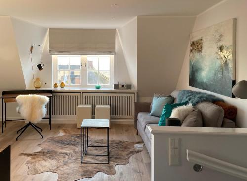 蘭圖姆的住宿－Wattteufel Sylt，客厅配有沙发和桌子
