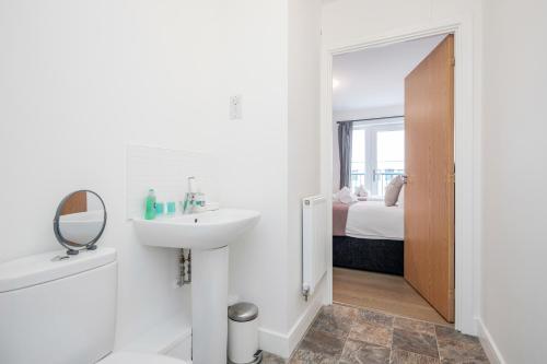 Et badeværelse på Impeccable 2-Bed Apartment in Romford