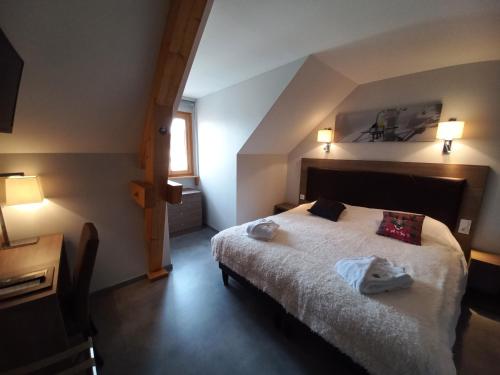 Ένα ή περισσότερα κρεβάτια σε δωμάτιο στο Hôtel *** Les Tremplins
