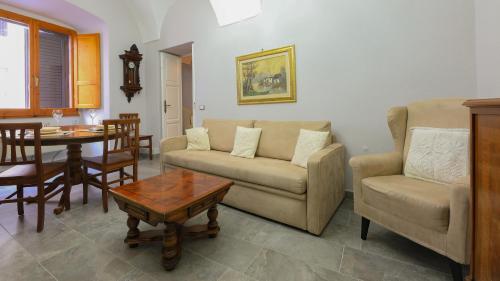 sala de estar con sofá y mesa en Welcomely - Residenza Deriu en Bosa