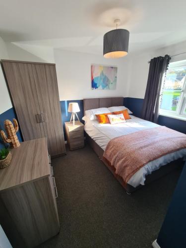 - une chambre avec un lit, un bureau et une fenêtre dans l'établissement Delightful 3 bed house nr the centre of Cheltenham, à Cheltenham