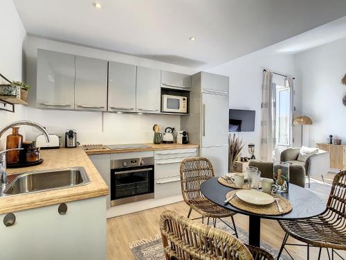 une cuisine et un salon avec une table et des chaises dans l'établissement Le Papillon de Saint-Tropez, à Saint-Tropez