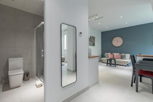 Chic & Comfortable Apartment, Private Terrace في فالنسيا: حمام مع مرآة وغرفة طعام