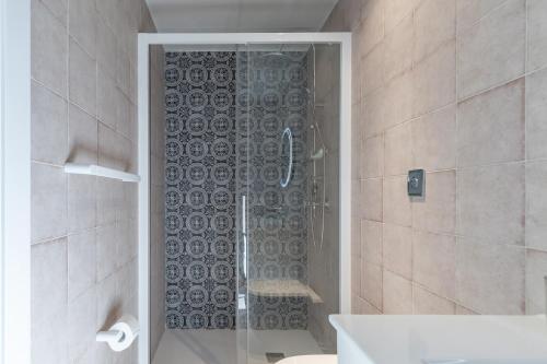 Ένα μπάνιο στο Marvellous Apt with a Large Private Terrace