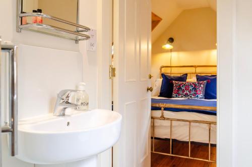 a bathroom with a sink and a bunk bed at Kirk Wynd Cottage in Kirriemuir