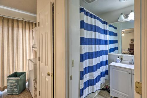 Phòng tắm tại Quaint Akron Studio - Near Parks and Hunting!