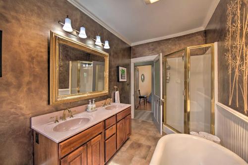 Bathroom sa Lancaster Townhome Walk to Central Market!
