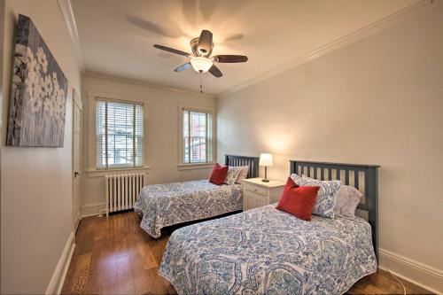 Tempat tidur dalam kamar di Lancaster Townhome Walk to Central Market!