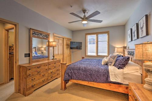 een slaapkamer met een bed, een ladekast en een spiegel bij Mountainside Grand Lake Condo with Patio! in Grand Lake
