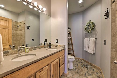 een badkamer met 2 wastafels en een toilet bij Mountainside Grand Lake Condo with Patio! in Grand Lake