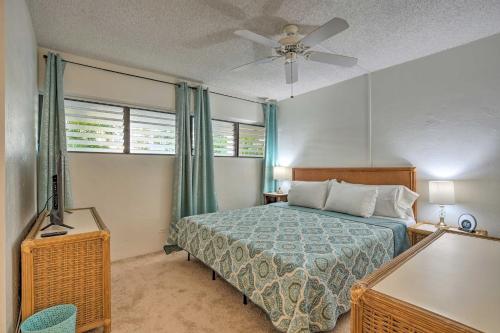 a bedroom with a bed and a ceiling fan at Breezy Condo with Screened Lanai in Kailua-Kona! in Kailua-Kona